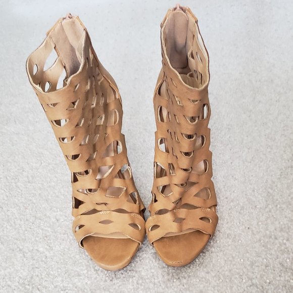 Women's Delicious Tan Heels - Picture 4 of 8